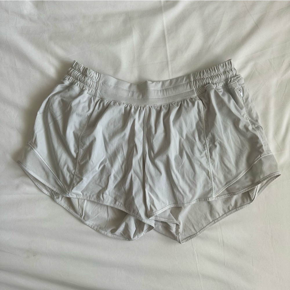Lululemon Hotty Hot Low-Rise Short 2.5” – White – Size 10